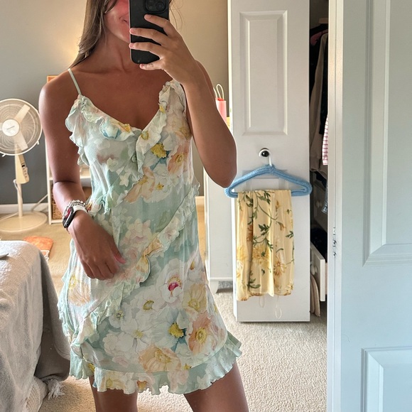 H&M Dresses & Skirts - H&M Ruffle Dress